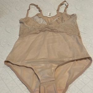 Ladies bodysuit need bra size S/P. New never worn